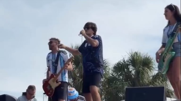 Ciro emocionó a los hinchas en Miami: tocó el Himno con su armónica en el multitudinario banderazo de la Selección