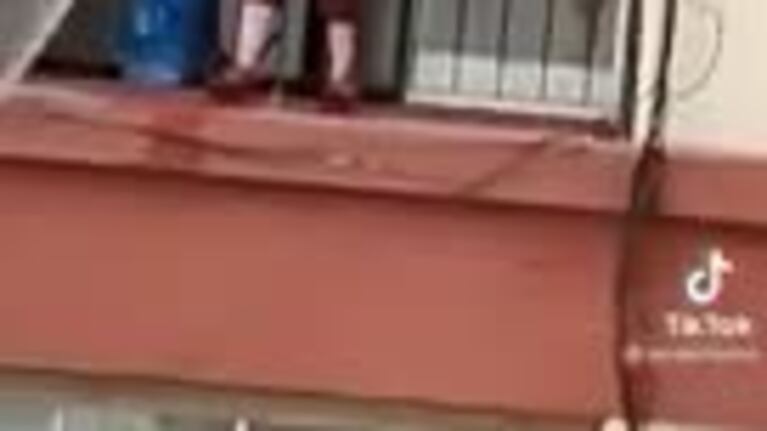 Una señora arruinó un asado de obra con una hidrolavadora