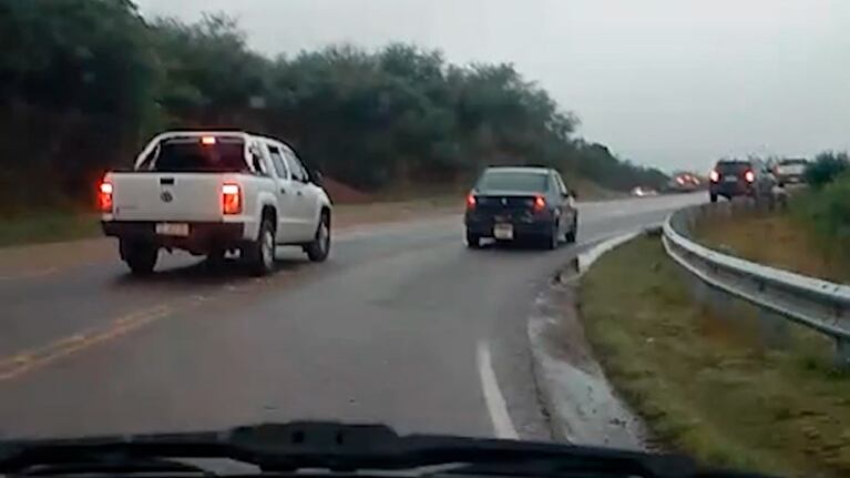 Al borde de la tragedia: una camioneta realizó sobrepasos en una curva de Calamuchita en medio de la llovizna