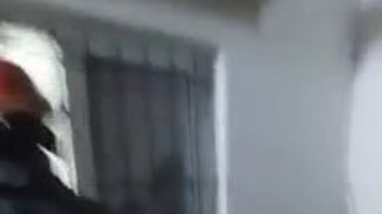 El rescate de una perra que se encajó en una reja