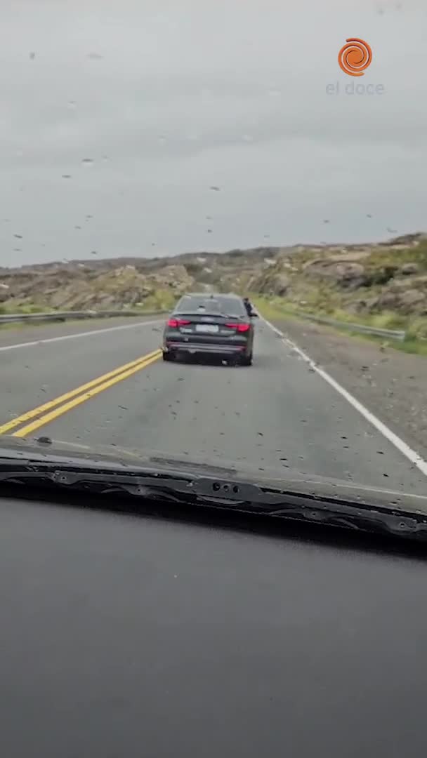 Imprudencia bajo la lluvia en las Altas Cumbres