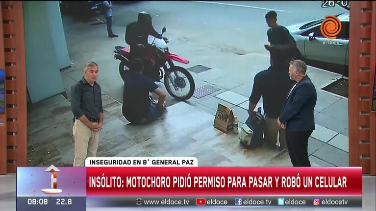 Un motochoro le pidió permiso para pasar, se corrió y le robaron el celular