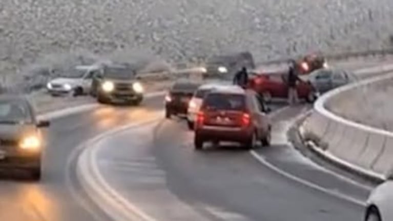 Impactante video de choque múltiple en el Camino del Cuadrado: patinaron en el hielo del asfalto