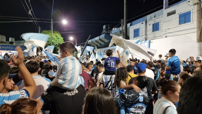 La ilusión por el ascenso: el banderazo en apoyo a Racing de Nueva Italia antes del partido con Chicago