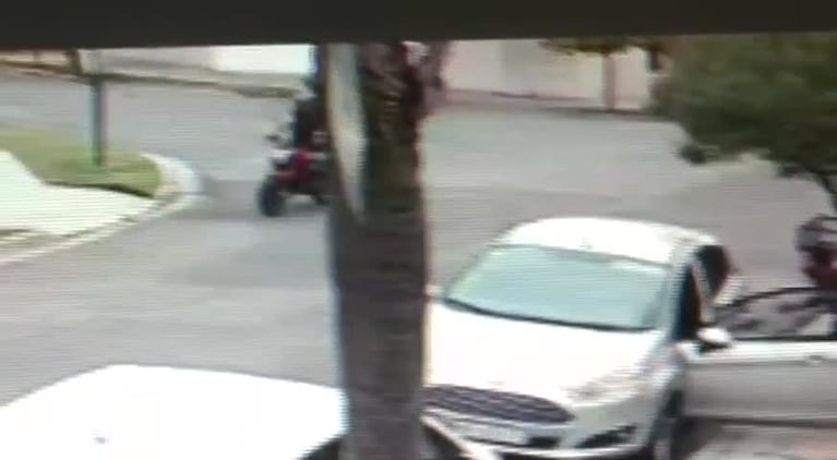 Así atacan los motochoros en barrio San Salvador