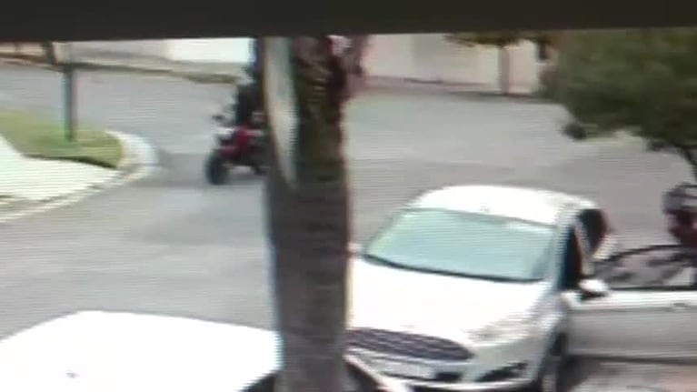 Así atacan los motochoros en barrio San Salvador