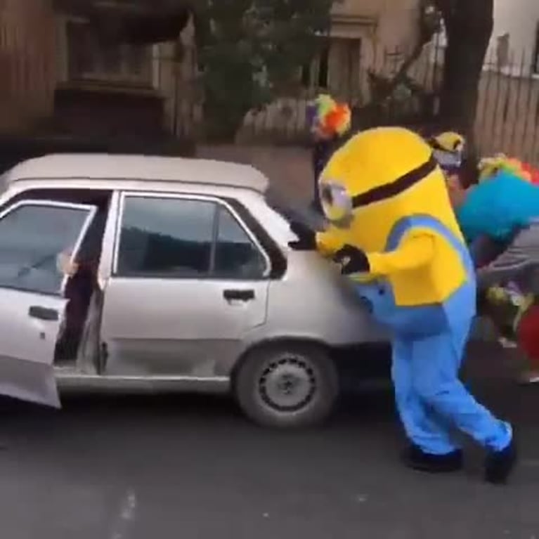 Video viral en Córdoba: disfrazados empujaron un auto