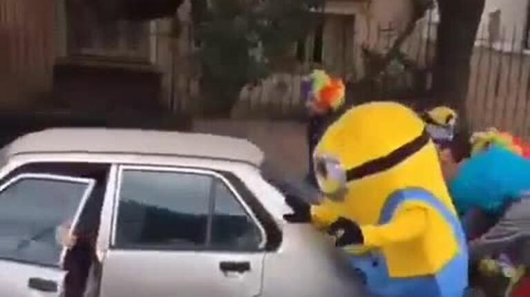 Video viral en Córdoba: disfrazados empujaron un auto