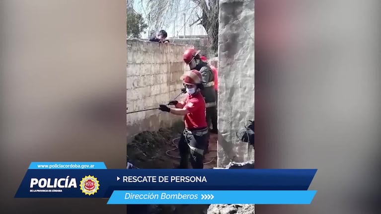 Cayó a un profundo pozo y fue rescatado por bomberos