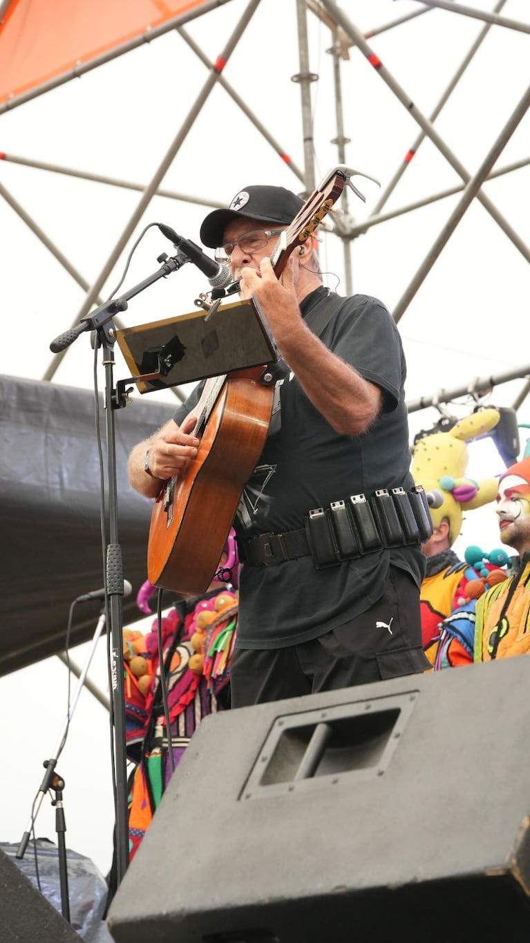 “Solo le pido a Dios” de León Gieco bajo la lluvia en Cosquín Rock