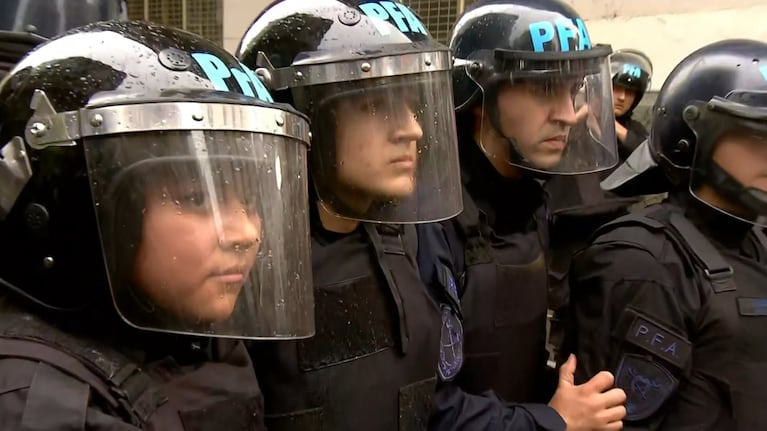 Desalojaron a militantes que protestan contra la Ley Bases