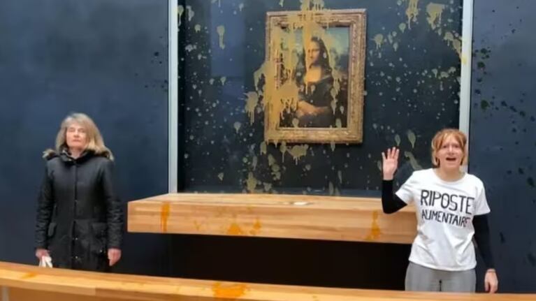 Así le tiraron sopa a la Mona Lisa en el Louvre