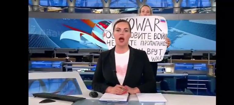 "No a la guerra": el mensaje de una mujer en pleno noticiero ruso