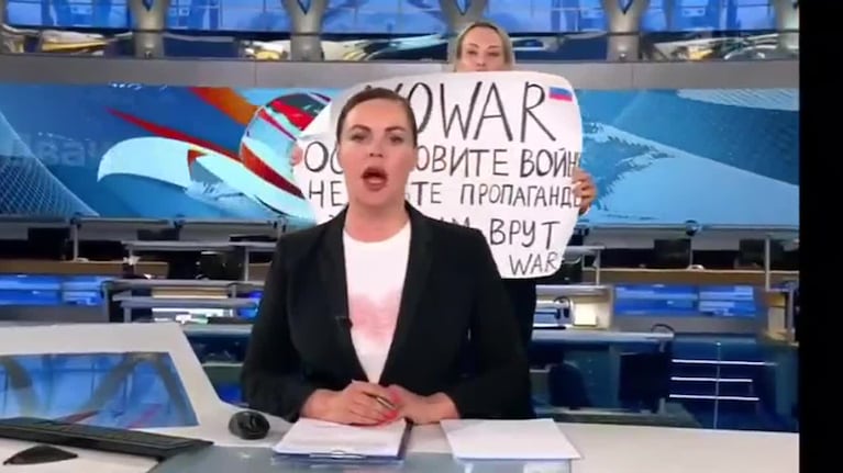 "No a la guerra": el mensaje de una mujer en pleno noticiero ruso