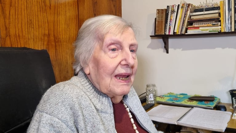 "Soy historia viva": La increíble historia de Beba, la escritora cordobesa de 100 años