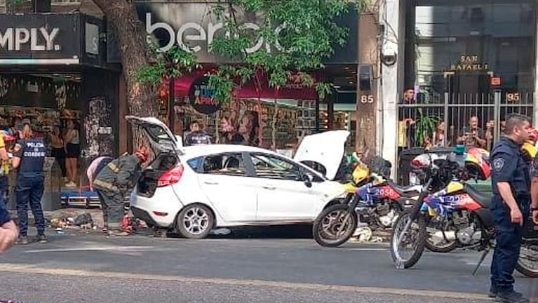 El primer video del auto que arrolló a motos y peatones en plena General Paz en Córdoba
