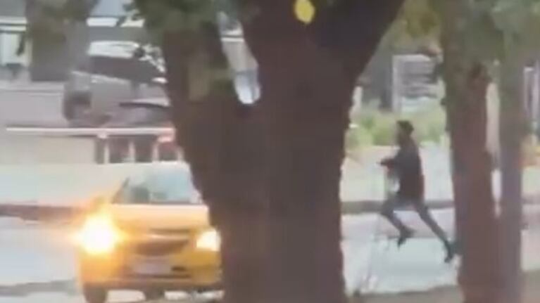 Reventaron el vidrio de un auto en un semáforo y huyeron a la "esquina desamparada"