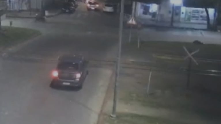 El choque de un tren de carga con un auto en Córdoba