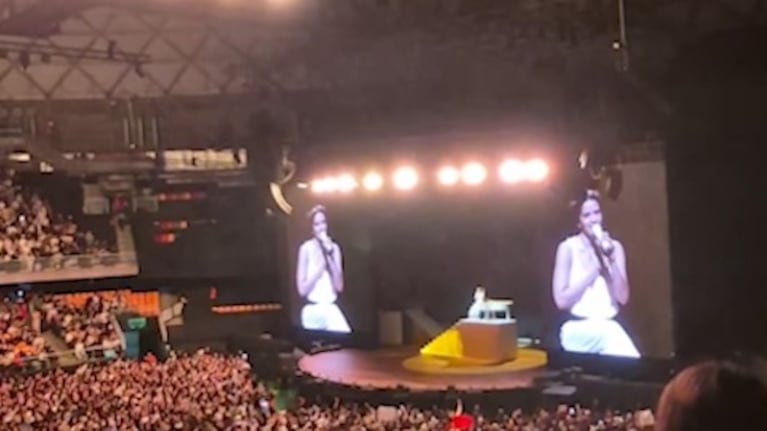 Así reaccionó Rosalía al ver una bandera argentina