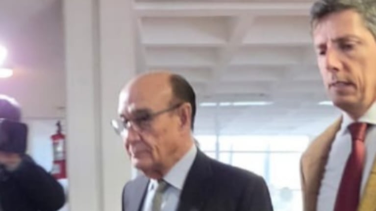 Los aplausos a González en la puerta de tribunales