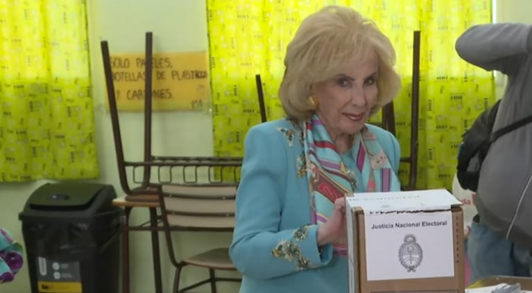Aplaudida y con “los colores de la patria”: votó Mirtha Legrand y dijo por qué es una elección especial
