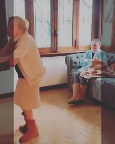 Una abuelita cuartetera al ritmo de Sebastián