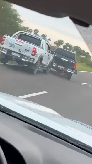Persecución de película por una camioneta robada