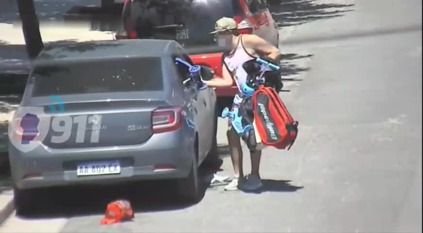 Rompieron la ventana de un auto y lo desvalijaron