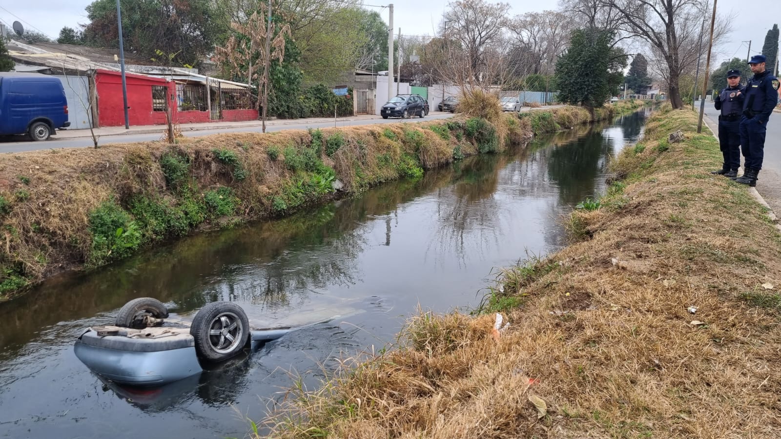 Un auto cayó a un canal