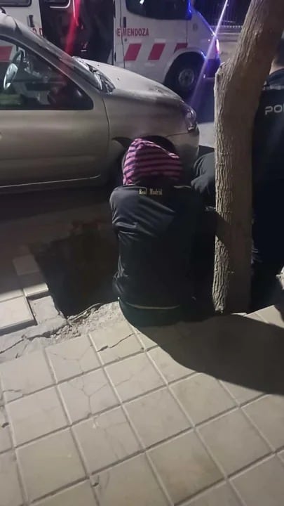 Intentaban robar ruedas pero se les cayó el guardabarros encima y quedaron detenidos