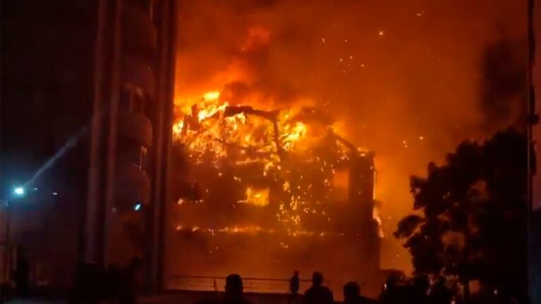 Impactante video del incendio y derrumbe de un galpón en Buenos Aires