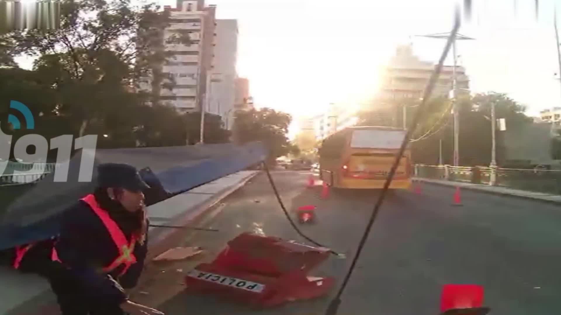 Un colectivo de Coniferal chocó un puesto policial