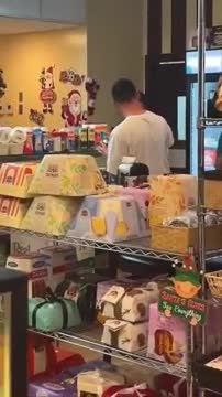 Messi, de compras en Miami y con mate en mano