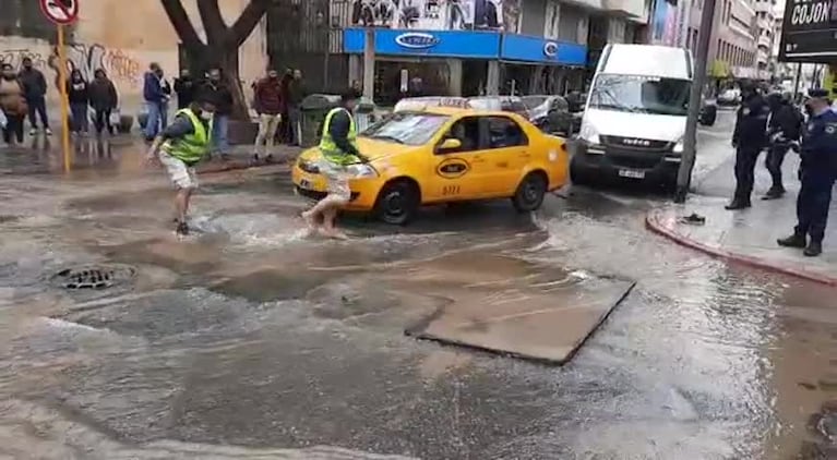 Rescataron un taxi que quedó atrapado en un cráter