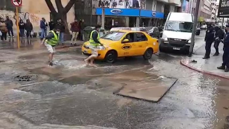 Rescataron un taxi que quedó atrapado en un cráter