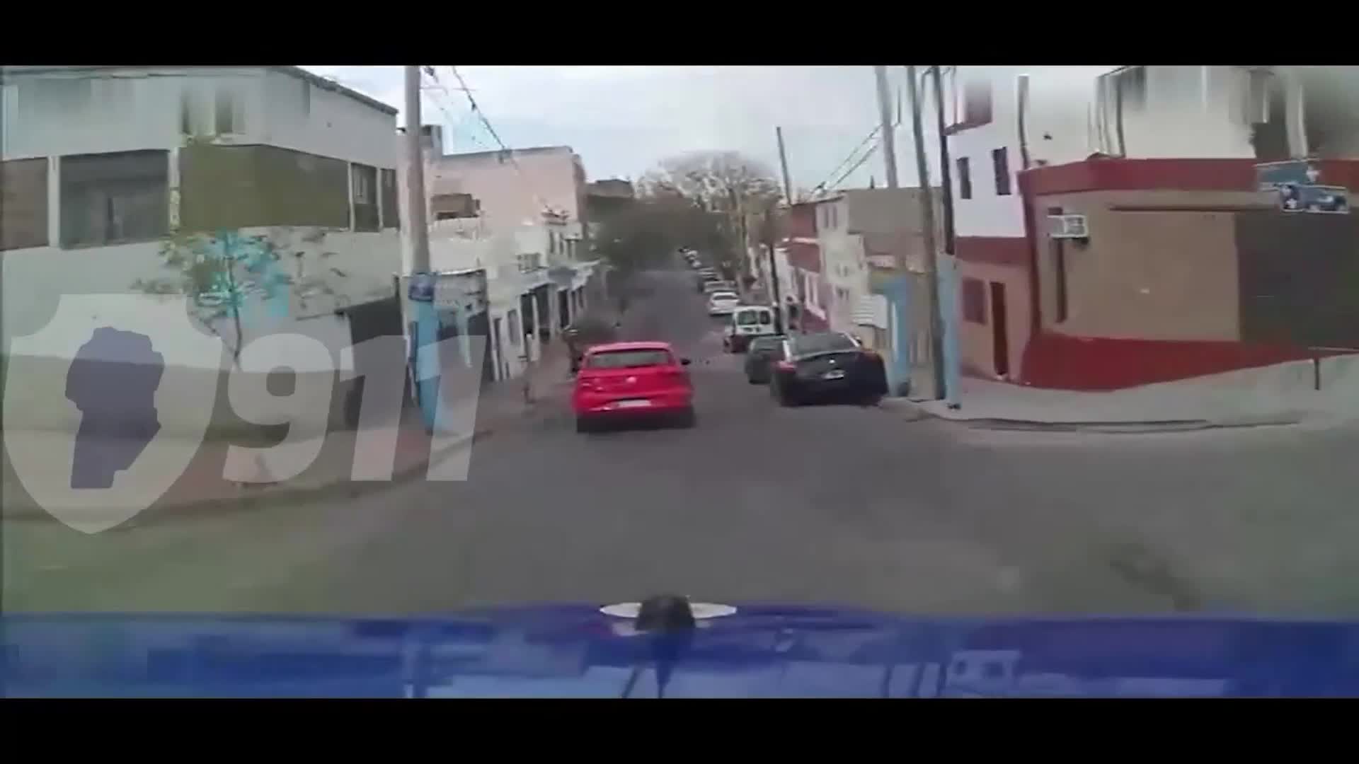 Subieron a la vereda con el auto en plena persecución