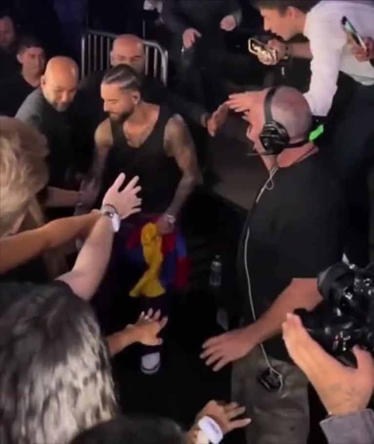 Maluma fue acosado por una mujer en su show: el video