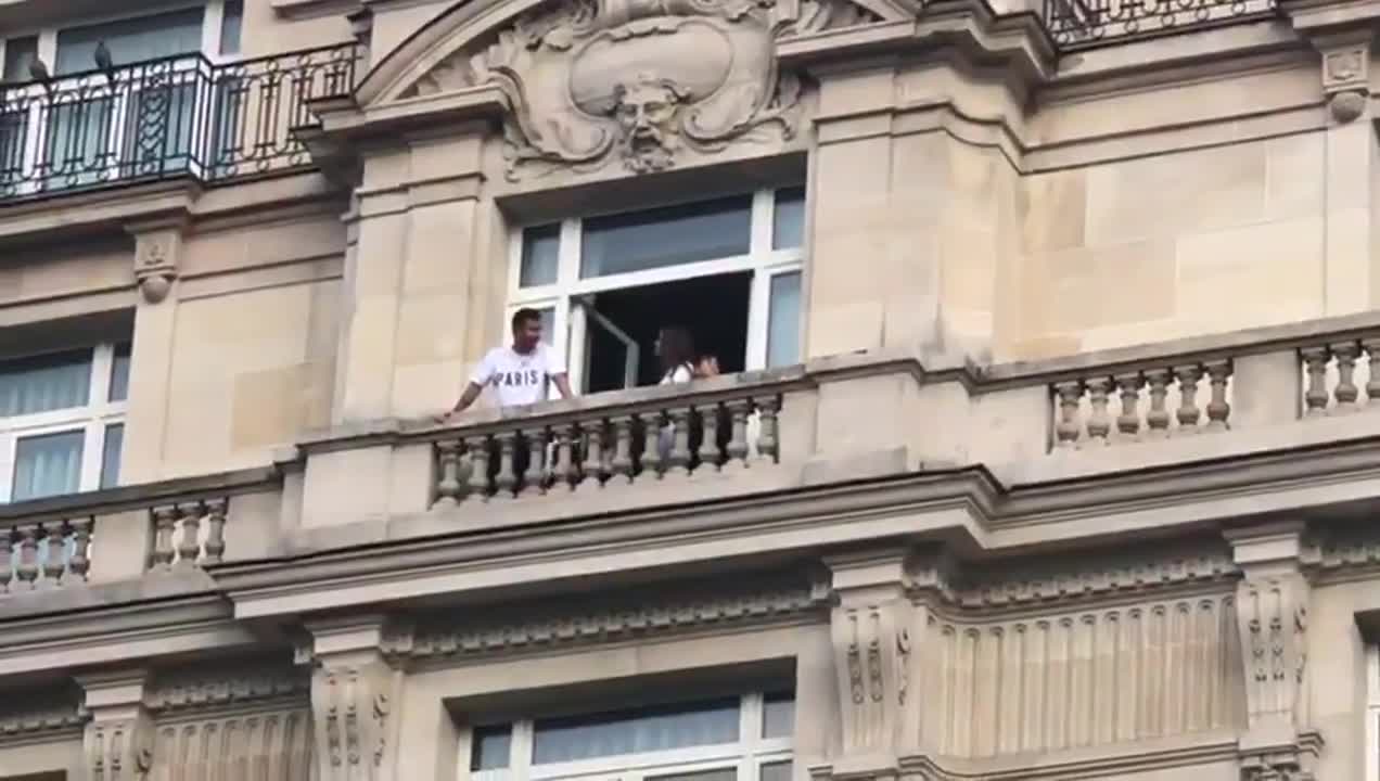 Messi en París: saludó a los hinchas desde el balcón