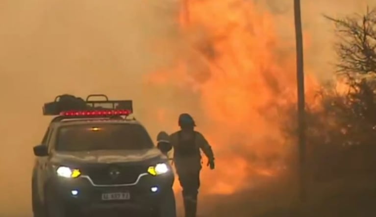 El combate a metros del fuego: así intentan salvar casas en minutos desesperantes