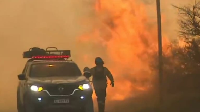 El combate a metros del fuego: así intentan salvar casas en minutos desesperantes