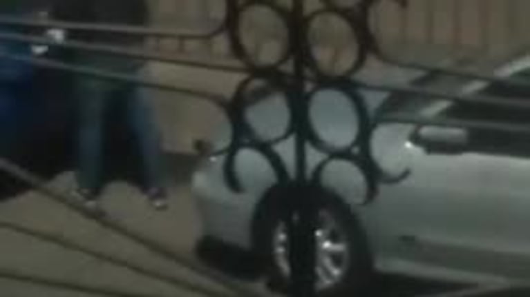 Un ladrón robó un auxilio de un auto y acomodó el baúl: el video