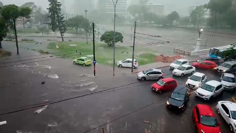 El agua colmó la Costanera en el Parque Las Heras y decenas de vehículos quedaron varados