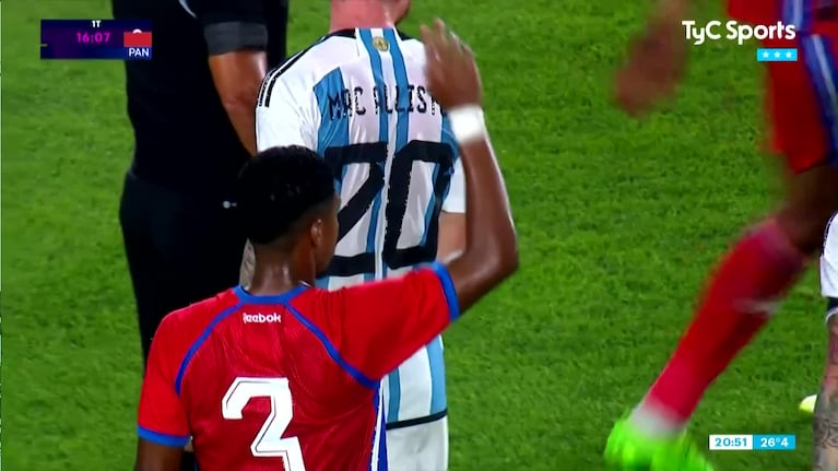 El patadón de un panameño a Messi 