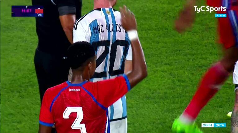 El patadón de un panameño a Messi
