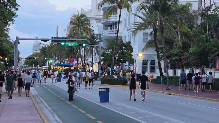El Doce en Miami: la icónica Ocean Drive, invadida por cordobeses que palpitan el partido de la Selección
