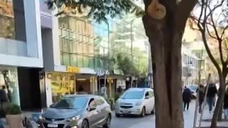 El auto de Volver al Futuro sorprendió en las calles de Córdoba