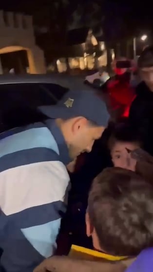 ¡Paredes rodeado de niños al llegar a su casa!