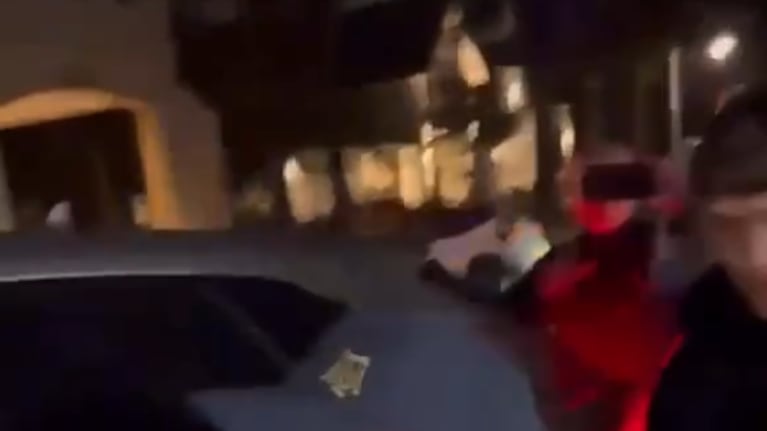 ¡Paredes rodeado de niños al llegar a su casa!