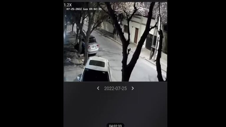 Le llevaron el auto de la casa en 3 minutos