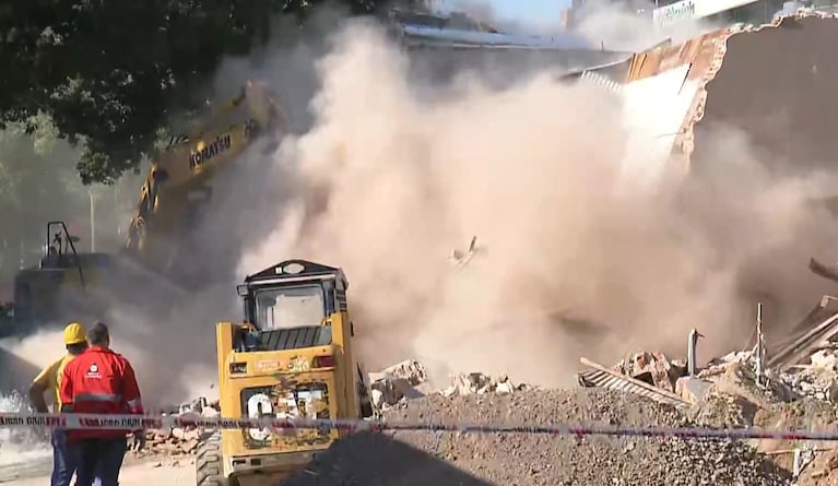 La demolición en vivo de la vieja casona de Güemes tras un nuevo derrumbe